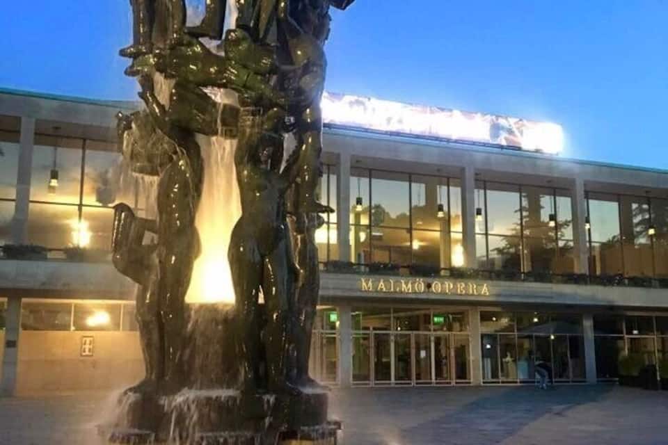 Een fonteinbeeld voor het MALMO OPERA gebouw.