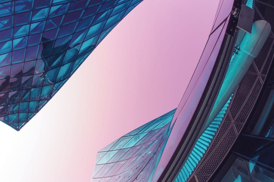 Een moderne architectuurconstructie met glazen panelen en geometrische vormen.