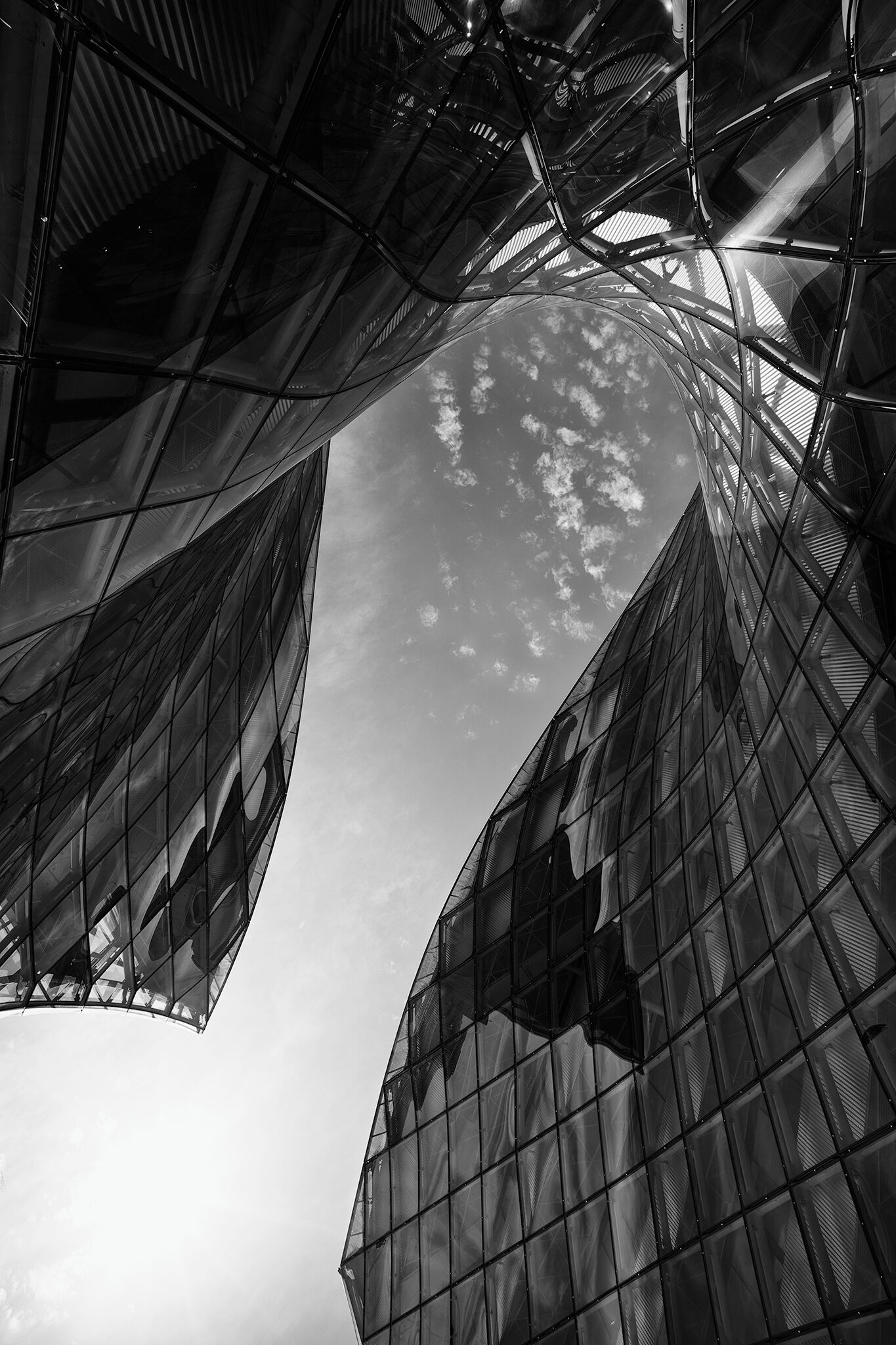 Emporia, situated in the city of Malmö in Sweden, near Malmö Arena and Hyllie railway station, has a U-shaped structure in the upper part, quite eye-catching already from afar!