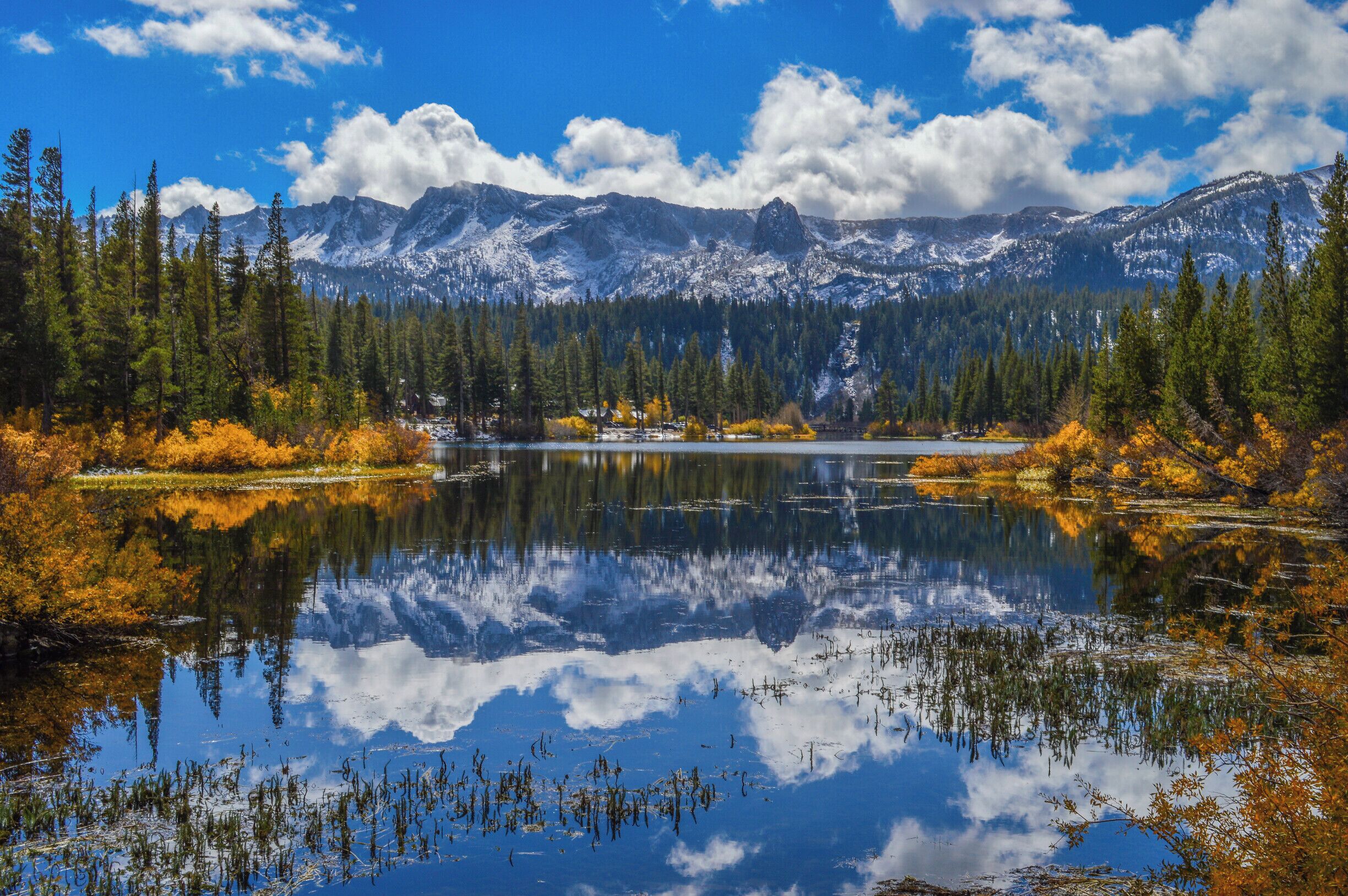 Mammoth Lakes in California is a very popular ski destination, but is also a beautiful place to visit in the off season. The snow covered mountain peaks and first hints of fall colors provided some beautiful scenery during our October visit. #california #mammothlakes #lake #mountains #snow #fallcolors