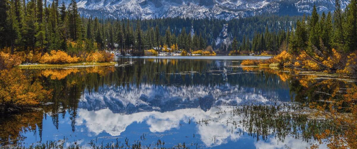Mammoth Lakes in California is a very popular ski destination, but is also a beautiful place to visit in the off season. The snow covered mountain peaks and first hints of fall colors provided some beautiful scenery during our October visit. #california #mammothlakes #lake #mountains #snow #fallcolors