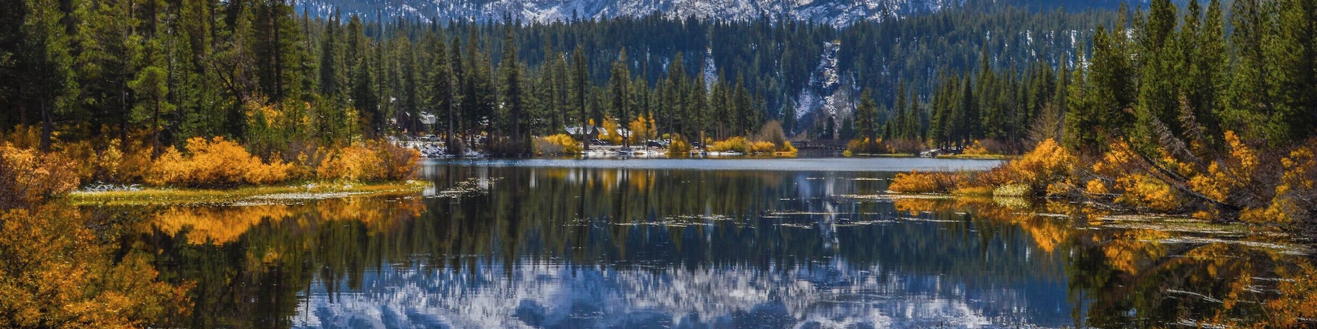 Mammoth Lakes in California is a very popular ski destination, but is also a beautiful place to visit in the off season. The snow covered mountain peaks and first hints of fall colors provided some beautiful scenery during our October visit. #california #mammothlakes #lake #mountains #snow #fallcolors