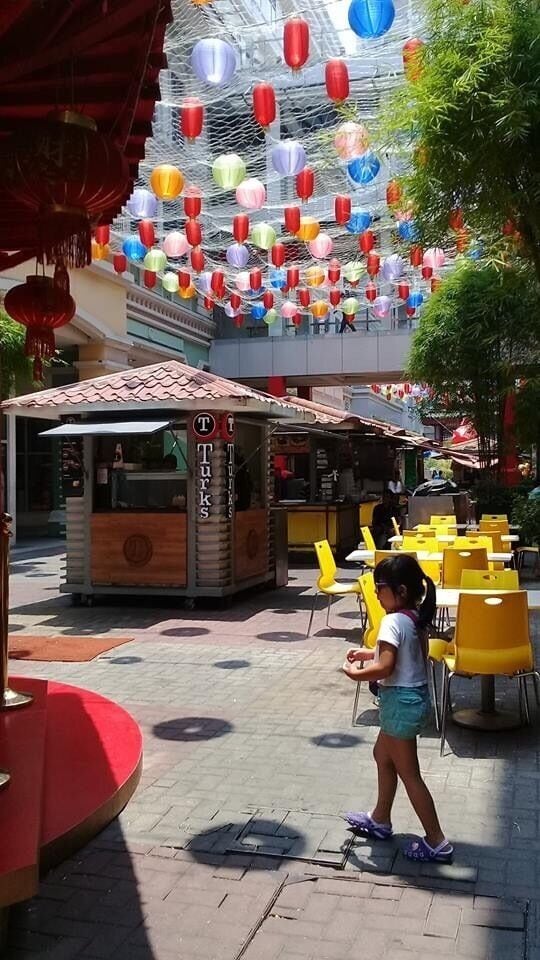 Binondo is a district in Manila and is referred to as the city’s Chinatown and is the world’s oldest Chinatown. It is the oldest Chinatown in the world, established in 1594. Binondo is the center of commerce and trade of Manila where all types of businesses run by Filipino-Chinese thrive. #Colorful Travel Photo