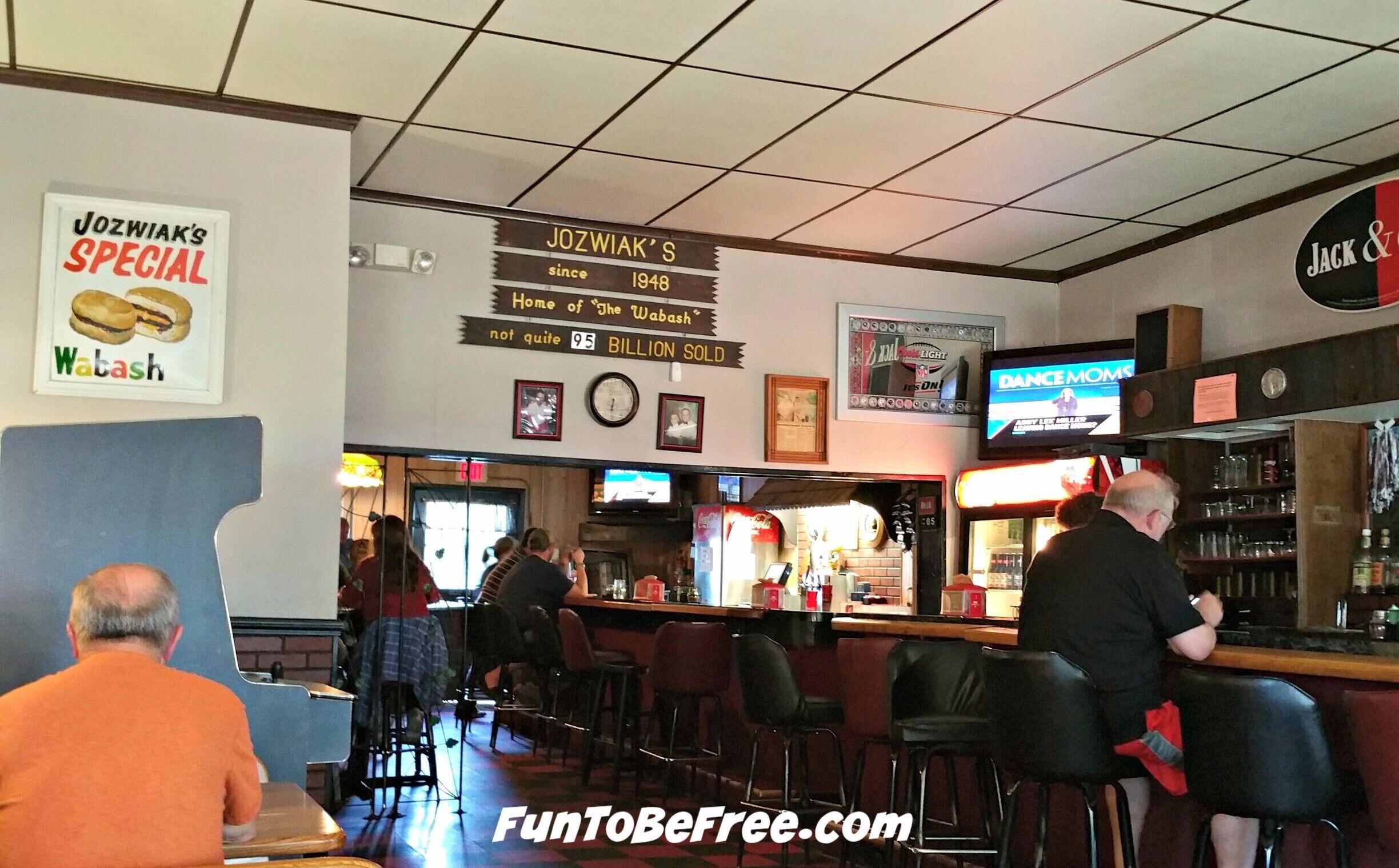 Looking for great Pizza & Hamburger "Wabash"  You must stop here.  Open since 1948.