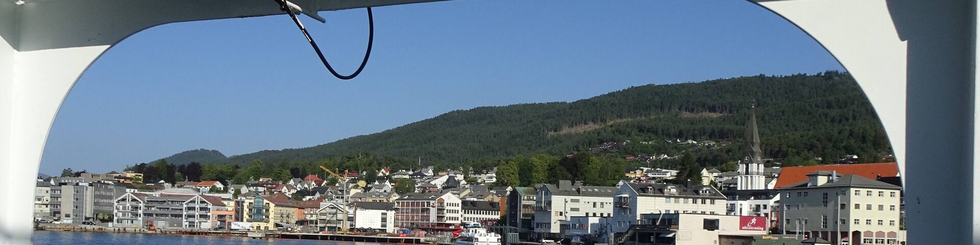 Daytrip to the Atlantic Road.
The ferry approaching Molde, a charming town between the fjord and the hills.