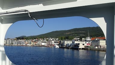 Daytrip to the Atlantic Road.
The ferry approaching Molde, a charming town between the fjord and the hills.