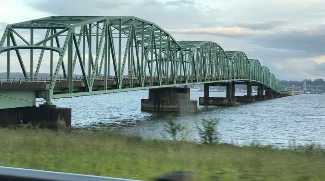 Bridge connecting Oregon and Washington at the mouth of the Columbia River