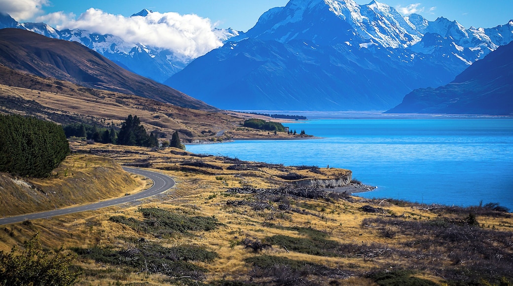 Travelling #ontheroad through NZ no trip is complete without taking this road along Lake Pukaki through to Mount Cook Village, an amazing spot for hiking or just relaxing in the hotel with amazing views of the mountains.