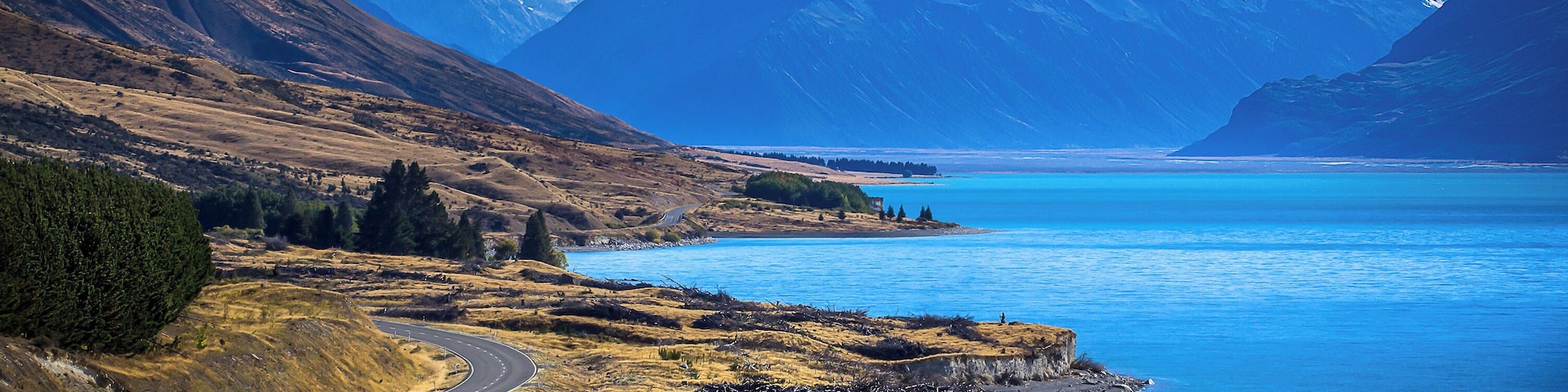 Travelling #ontheroad through NZ no trip is complete without taking this road along Lake Pukaki through to Mount Cook Village, an amazing spot for hiking or just relaxing in the hotel with amazing views of the mountains.
