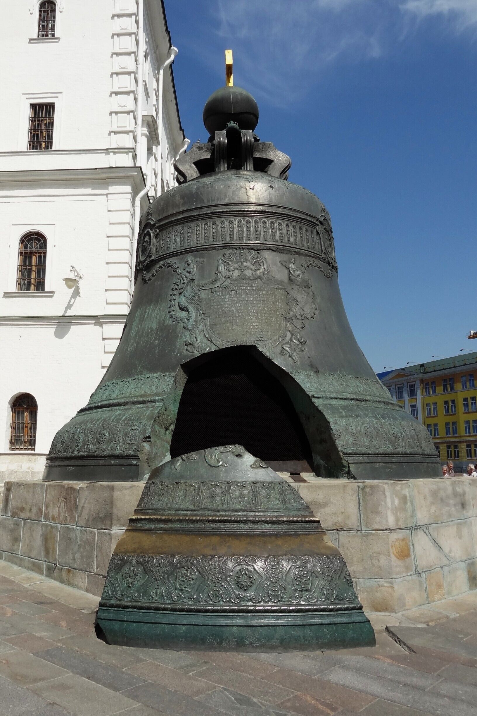 #Bell #TsarBell #Kremlin
Atualmente é considerado o maior sino do mundo com  cerca de 6,15 metros de altura e 6,6 metros de diâmetro. Pesa 222 toneladas e é feito de bronze. É decorado com imagens de anjos barrocos, plantas, medalhões ovais com santos e imagens quase em tamanho real do Tsar Alexey e da Imperatriz Anna. O sino nunca chegou a ser usado pois se quebrou ainda durante a fase final da fundição durante um incêndio. A água jogada, na tentativa de apagar o incêndio, provocou um choque térmico que o quebrou. O pedaço que quebrou pesa 11,5 toneladas e está exposto junto com o sino.