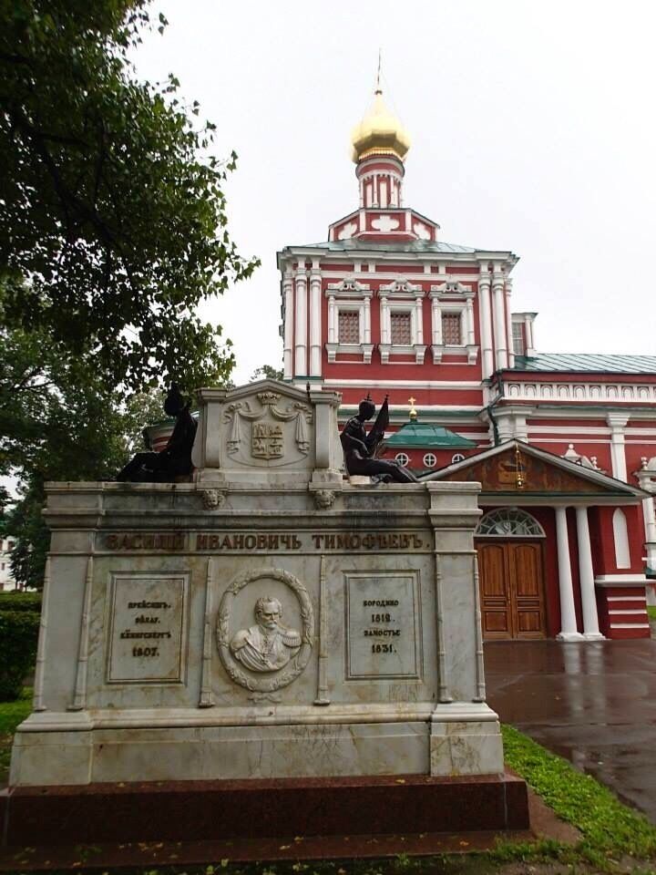 It is an outstanding example of Orthodox architecture. The ensemble consists of 14 buildings, including 8 cathedrals (a shrine, 4 churches, a belfry with the Barlaam and Josaphat church and two chapels) and a number of residential and service buildings.