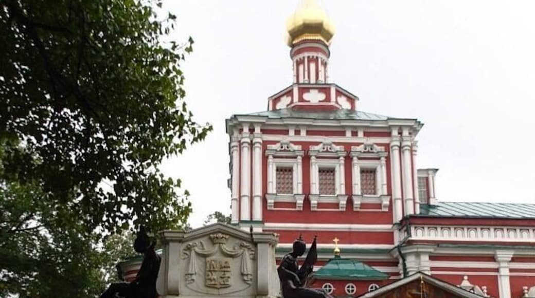 It is an outstanding example of Orthodox architecture. The ensemble consists of 14 buildings, including 8 cathedrals (a shrine, 4 churches, a belfry with the Barlaam and Josaphat church and two chapels) and a number of residential and service buildings.