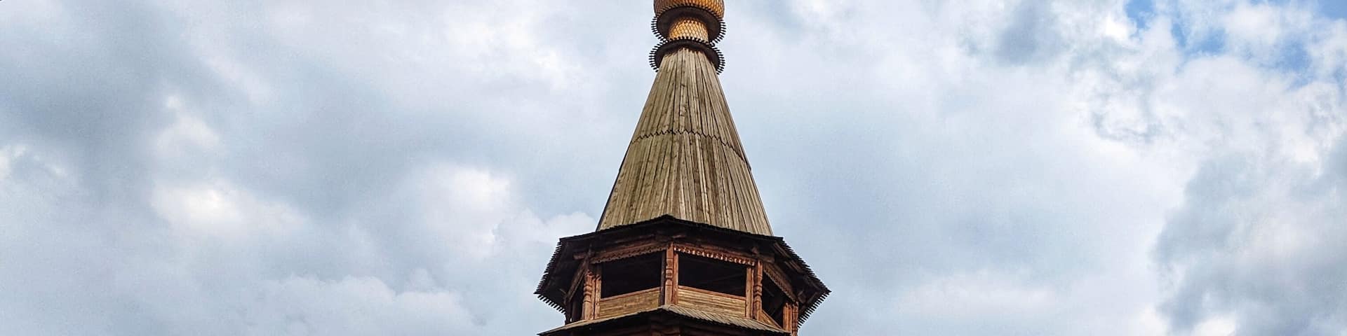 Dostoevsky and Tolstoy vibes with this old-style wooden Russian church
.
.
#russia #travel #traveltorussia #market #church #exploretheworld #explorerussia #tourist #tourism #vacationvibes #vacation #moscow #moscowrussia #russian #russianfederation #travelblogger #travelgram #bloggersofinstagram #russiagram #cathedral #culture #cultures #cultural #newplaces #discover #discovernewplaces #love #beautiful #beauty #foodforward