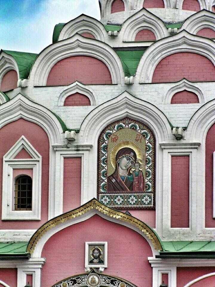 There are both Kazan Cathedral in Moscow and also St Petersburg. This one is in Moscow. A replica of the original one which was destroyed under the order of Stalin in 1936. As with many cathedrals in Moscow this is the Russian Orthodox denomination cathedral.
#architecture