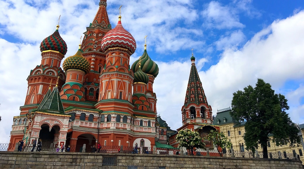 Onion-like domes with fancy #patterns, Saint Basil's Cathedral is the most iconic structure in #Moscow alongside with Kremlin.