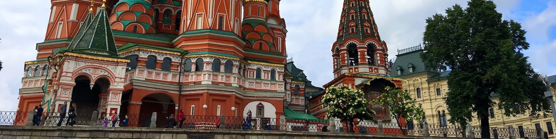 Onion-like domes with fancy #patterns, Saint Basil's Cathedral is the most iconic structure in #Moscow alongside with Kremlin.