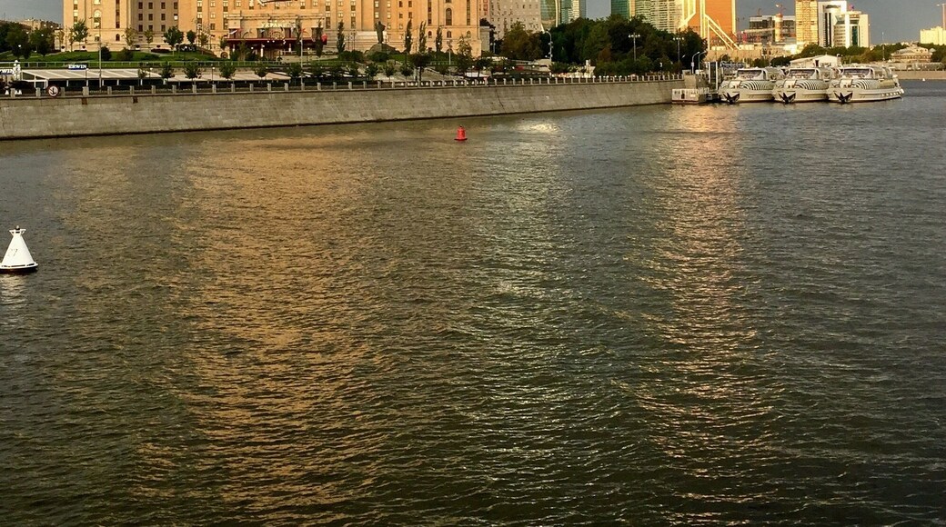 The hotel "Ukraina" is one of Stalin's "Seven Sisters" and started operation in 1957. The building is 203 m tall, has 497 rooms and today is managed by Radisson who also operate the lunch and dinner cruise ships "parked" on the right side in front of the back-drop of "Moscow City" - the new financial district.