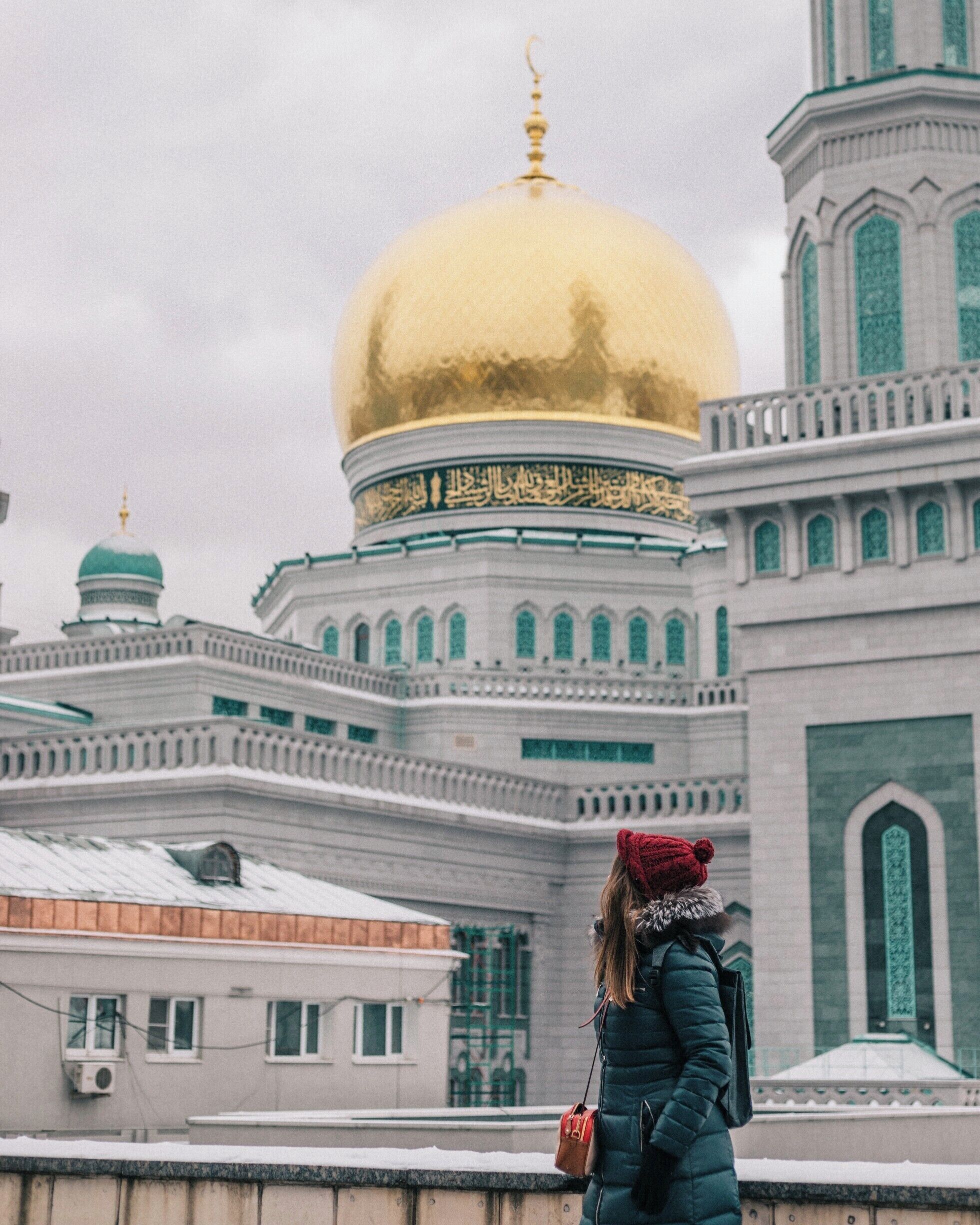 The recently reconstructed main Mosque in #Moscow has the capacity of 10,000 worshipers. However during major religious holidays, up to 100,000 also gather around outside! This beauty is located at the Prospekt Mira metro station.

Follow me for more: https://www.instagram.com/expatexplode/