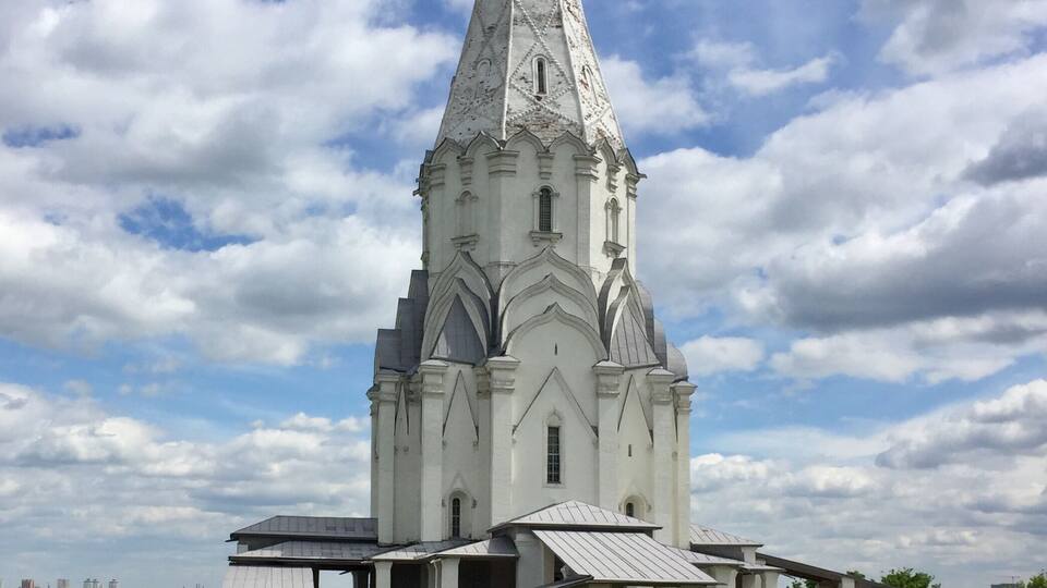 Komomenskoye, 15km South-East of Moscow center is placed on the banks of the Moskva river and was the summer retreat of the royal family. The origins of the village date back to 1336. The Church of the Ascension was built in 1532 and was one of the first stone structures with "tent roof" architecture. The church is a UNESCO world heritage site since 1994.