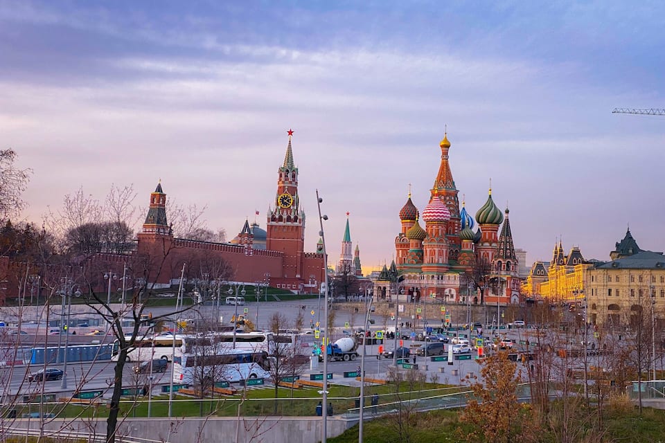Le Kremlin et la cathédrale Saint-Basile de Moscou, en Russie.
