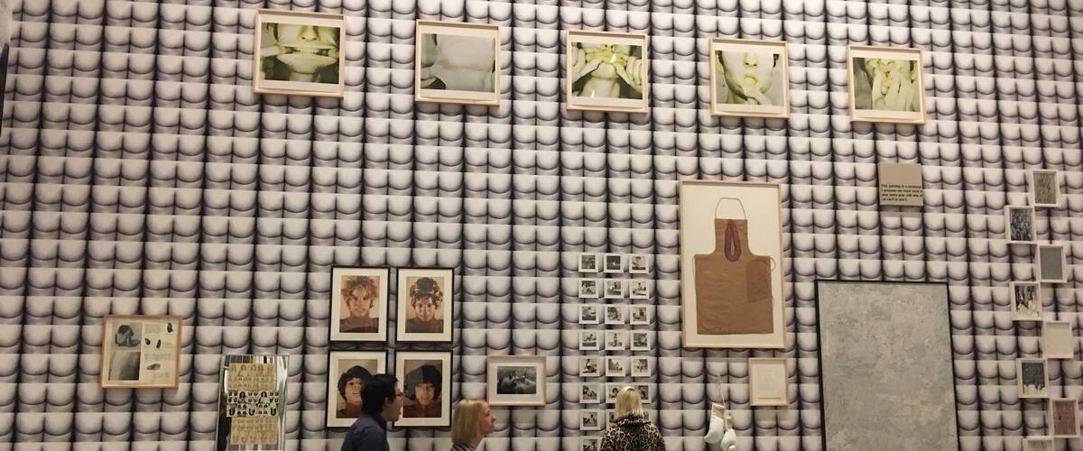 It took a few minutes before I realized this entire wall is made of butt pictures. 🤷🏽♀️