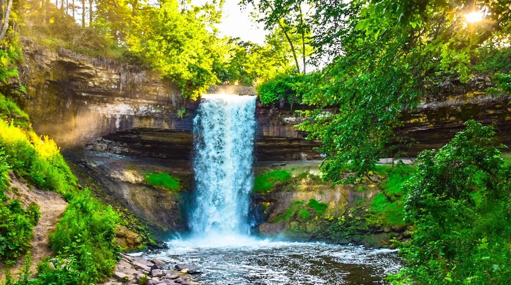 Waterfall oasis outside #minneapolis #minnesota #waterfall #nature #green #river #minnehaha