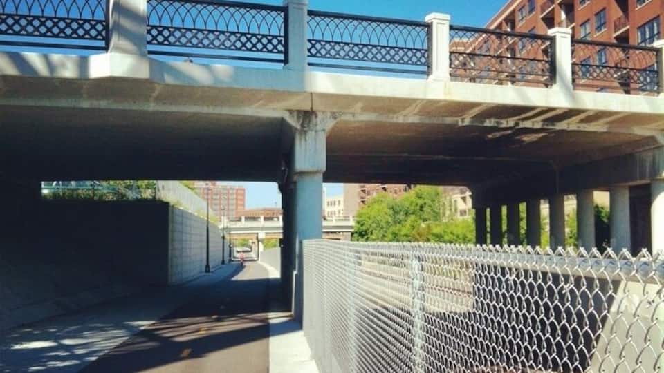 The bicycle path system in Minneapolis and Minnesota is the most extensive in the US. This path runs along the railroad tracks downtown near the Mississippi River, and connects to trails that circle the city or take you to western suburbs past Hopkins to Eden Prairie.
