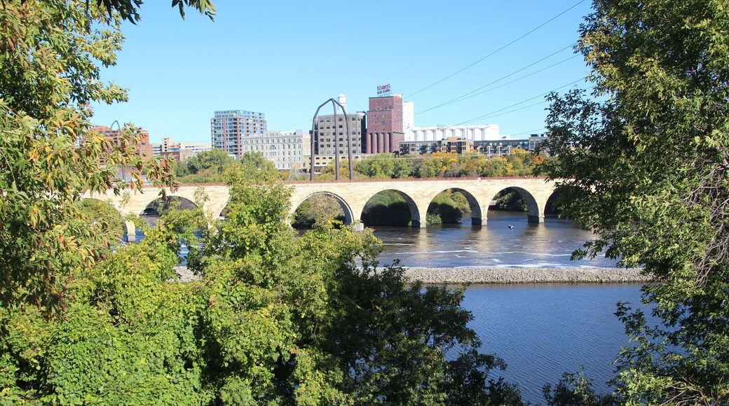 Love taking visitors on a hike around the city. You get to enjoy the river views and nature while in the middle of the metropolis. I love a nice hike!