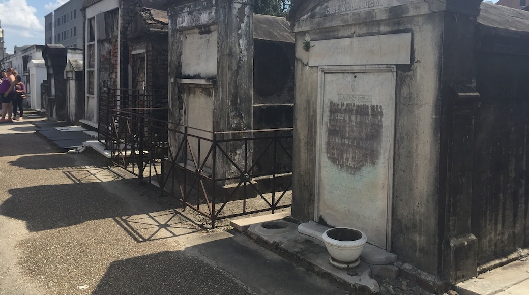 Took a cemetery tour in New Orleans today, because what else do you do on a Saturday ⚰️⚜️