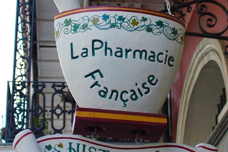 Placa para a La Pharmacie Française, um museu histórico de farmácia.