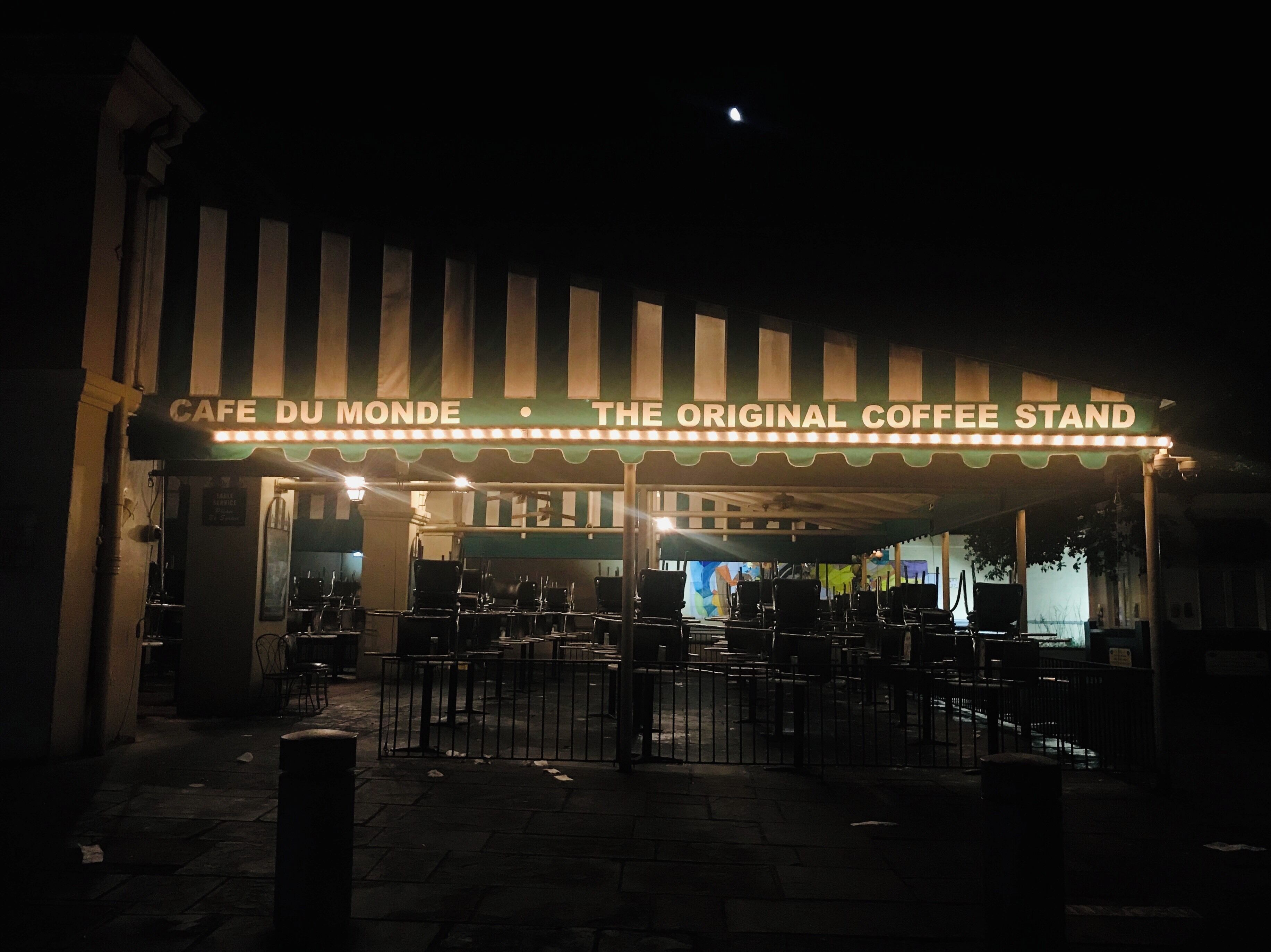 “The calm before the storm” — Café Du Monde, the most famous coffee shop in the world, built its 157 YEAR business on a few simple delicacies – coffee, milk, orange juice & amazing beignets! New Orleans locals have been able to stop for an inviting sugary bite at any time of the day and catch up on the crazy happenings of the day. Here you will see friends, families, couples, and lone travellers alike taking a break from life’s stress by biting into glorious eats ☕️🥐 🍊 #Culture #NewOrleans #CaféDuMonde #FrenchQuater #UrbanExplorer