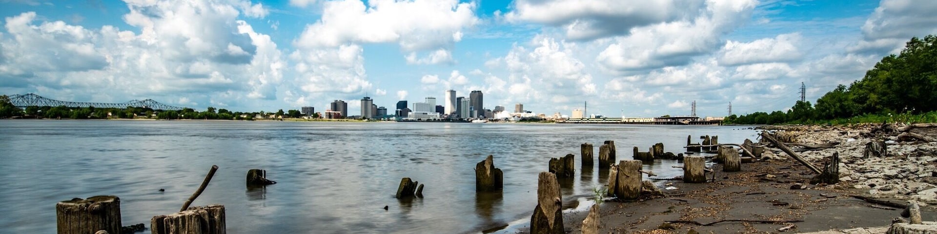 Nice city landscape of New Orleans! Very smelly on the shoreline!