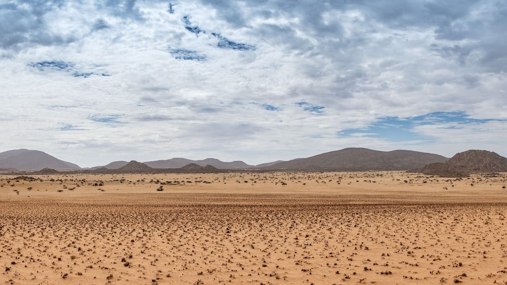 Paisagem montanhosa no deserto do Namibe