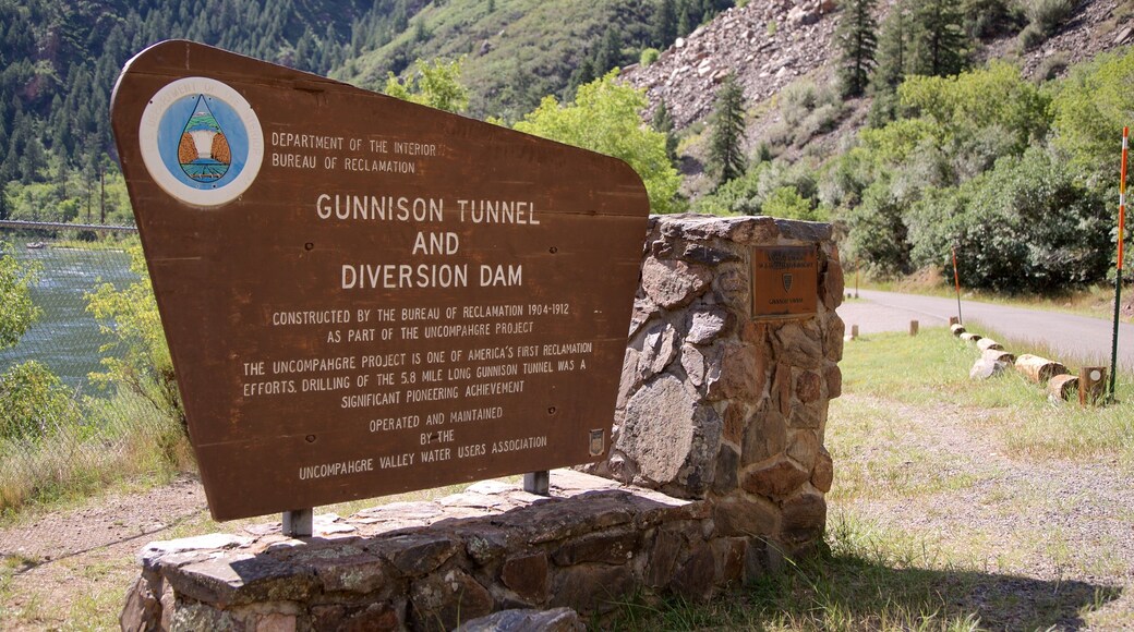 Montrose que incluye un río o arroyo y señalización