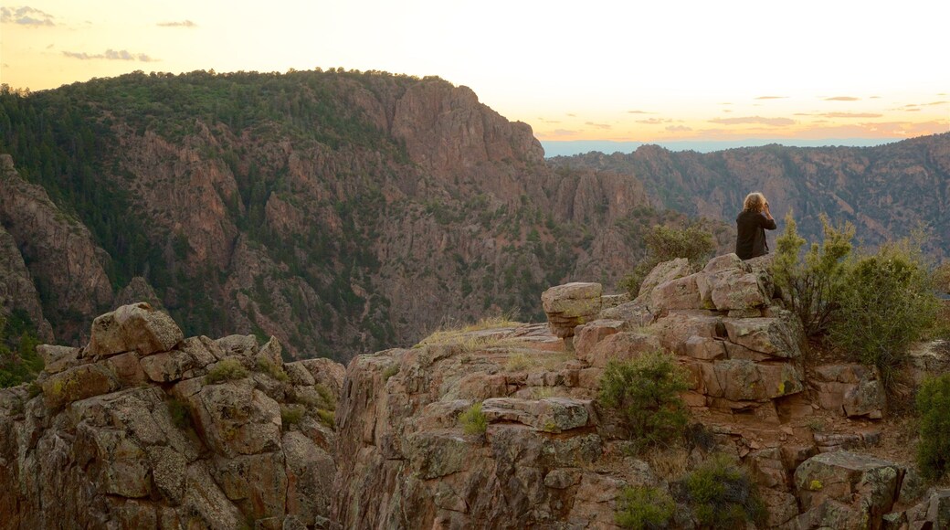 Montrose que incluye un cañón o garganta, situaciones tranquilas y un atardecer