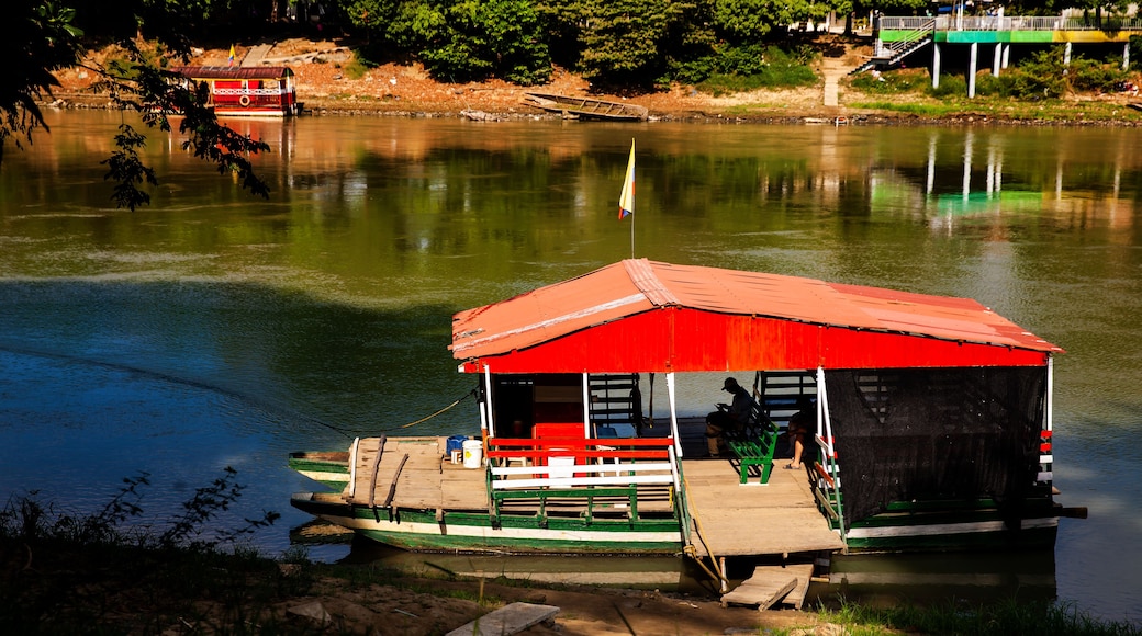 Non motorized ferry, called planchon, used by residents to cross the Sinú River from one bank to the other in the city of Montería, Colombia.