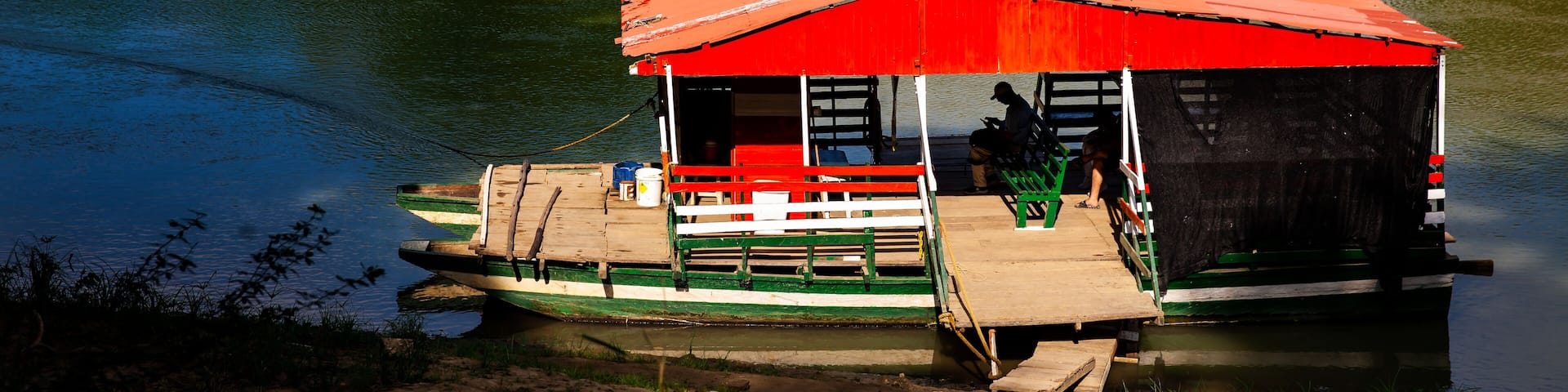 Non motorized ferry, called planchon, used by residents to cross the Sinú River from one bank to the other in the city of Montería, Colombia.