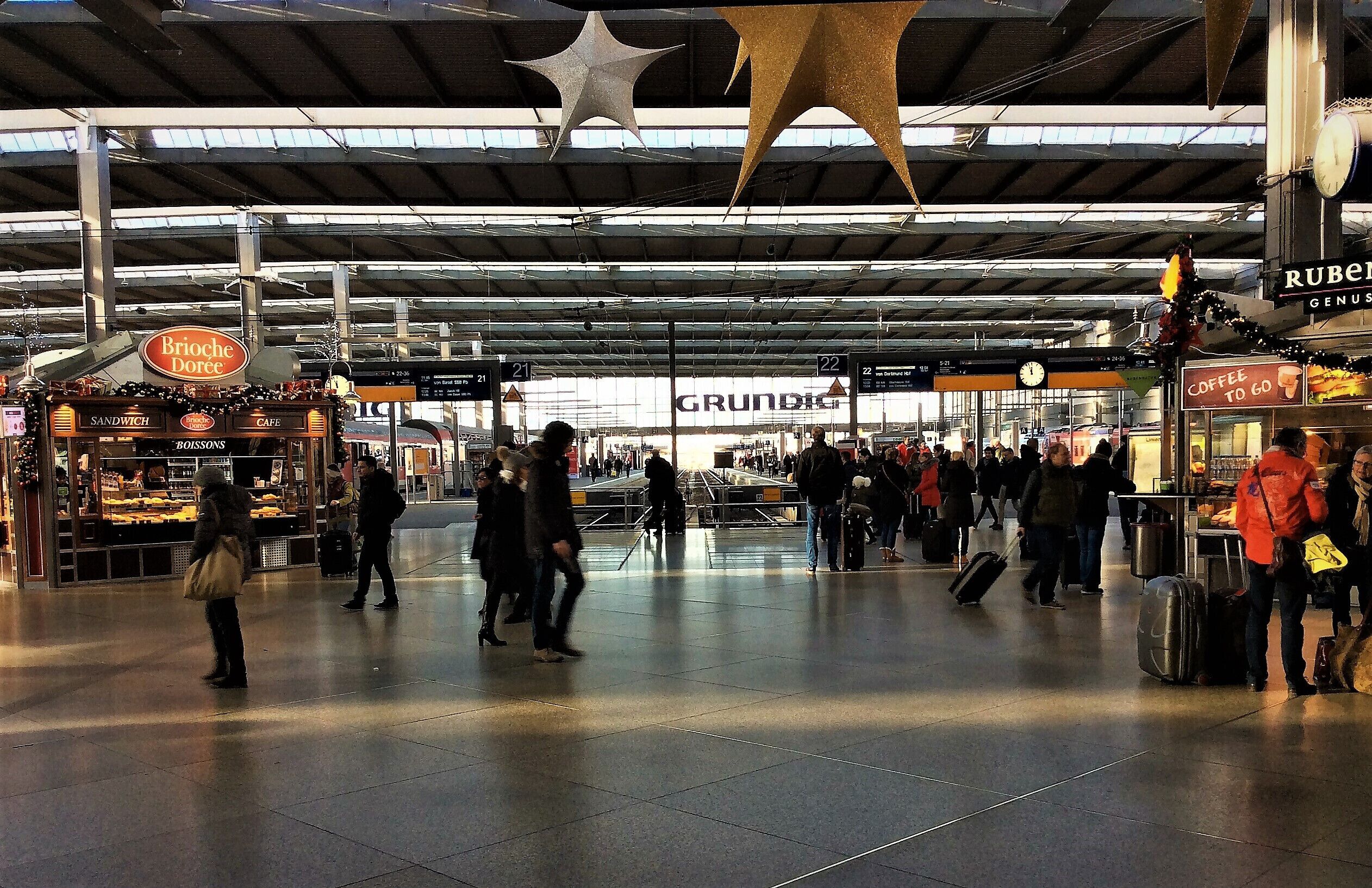 Munich Hauptbahnhof - The cross-platform hall with "GRUNDIG" the yesteryear's ubiquitous name in audio and video products visible in the backdrop.
Main platforms from where all the long distance trains depart /arrive