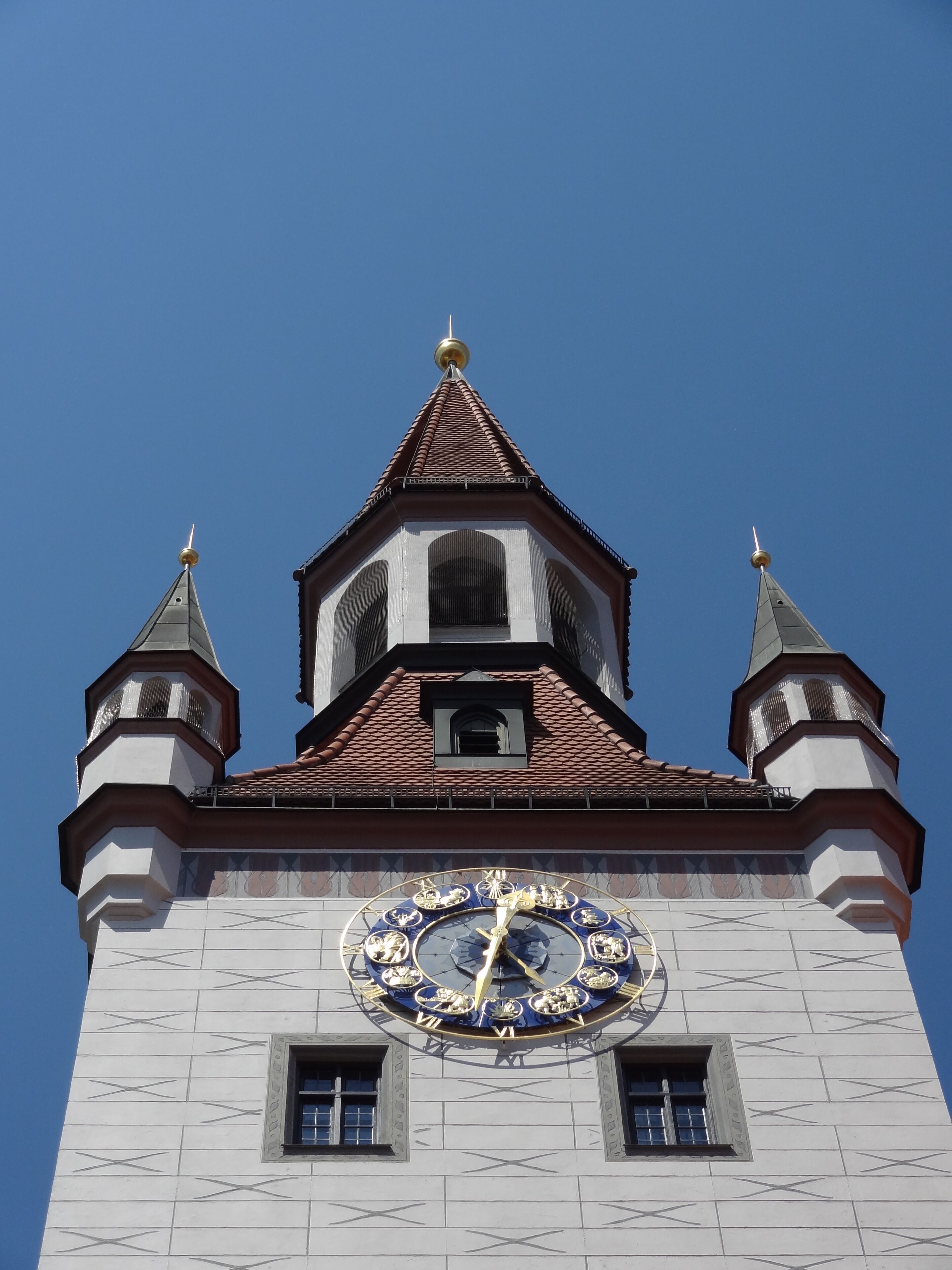 #München #Germany

Caminhando pelas Neuhauser Straße e Kaufingerstraße desde a Karlsplatz até à Marienplatz fui-me maravilhando com os datalhes das fachadas, com as fontes, com as estátuas e as esculturas, com as cervejarias, as lojas de departamentos, a arquitetura das Prefeituras Nova e Velha e com as igrejas. Tudo maravilhoso.

Walking along the Neuhauser Straße and Kaufingerstraße from Karlsplatz to Marienplatz, I marveled with the datailes of the façades, fountains, statues and sculptures, with breweries, department stores, architecture of New Town Hall and Old Town Hall and with the churches. All wonderful.