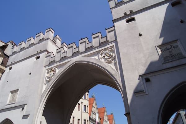 #München #Germany
Caminhando pelas Neuhauser Straße e Kaufingerstraße desde a Karlsplatz até à Marienplatz fui-me maravilhando com os datalhes das fachadas, com as fontes, com as estátuas e as esculturas, com as cervejarias, as lojas de departamentos, a arquitetura das Prefeituras Nova e Velha e com as igrejas. Tudo maravilhoso.
Walking along the Neuhauser Straße and Kaufingerstraße from Karlsplatz to Marienplatz, I marveled with the datailes of the façades, fountains, statues and sculptures, with breweries, department stores, architecture of New Town Hall and Old Town Hall and with the churches. All wonderful.