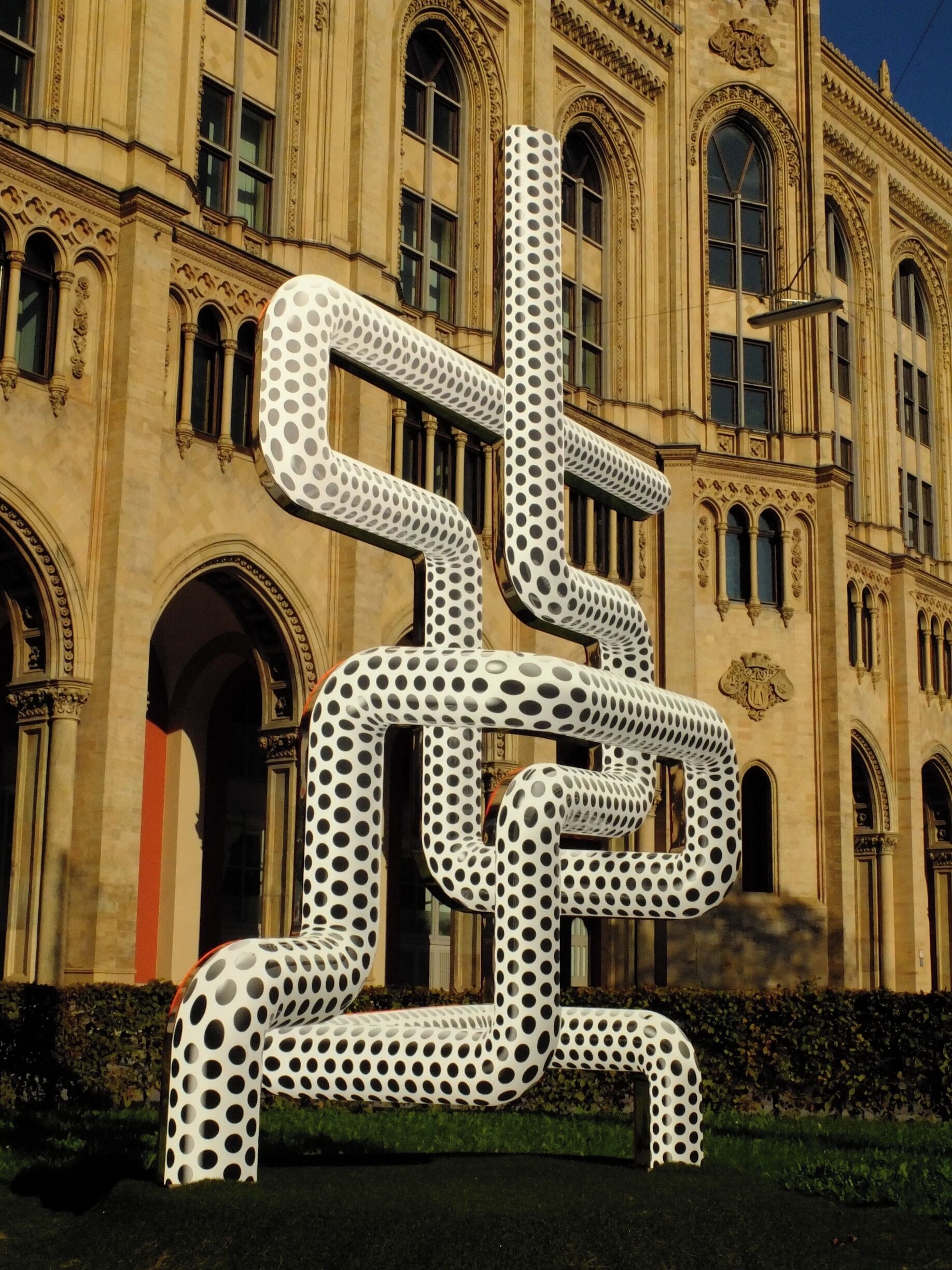 Optical illusion in the streets of Munich. From across the road I could not figure out what this was. Only when I came close could I see what exactly it was and how it was build. Can you see what's going on here?

#Architecture. 