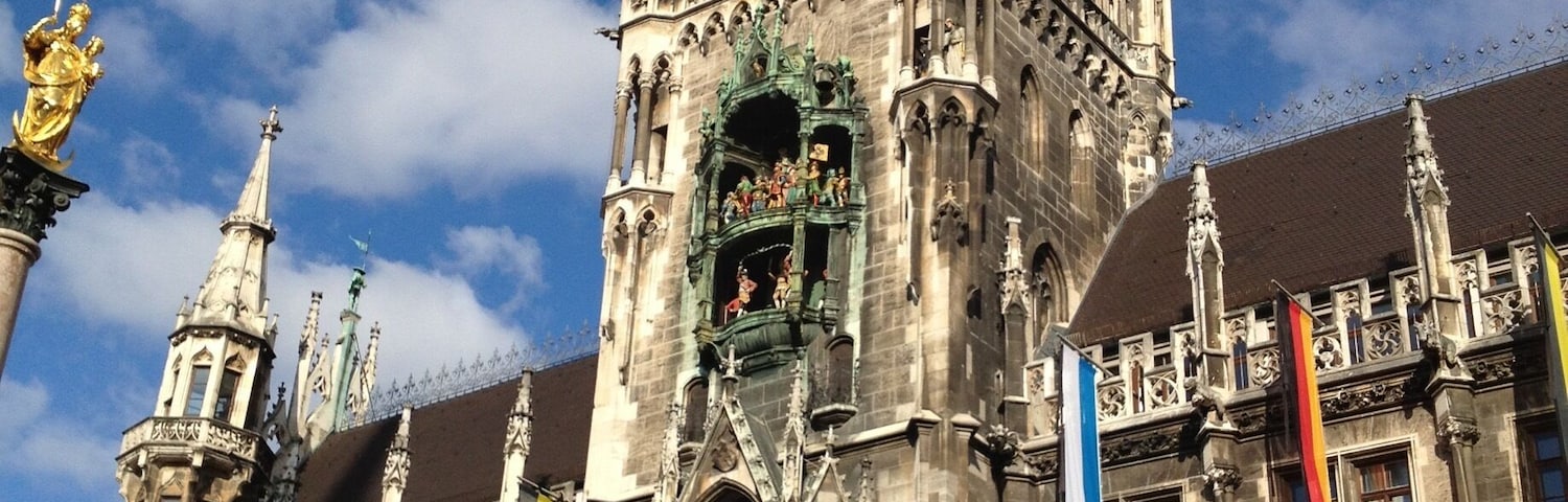 Watch the figures twirl at the Rathaus.