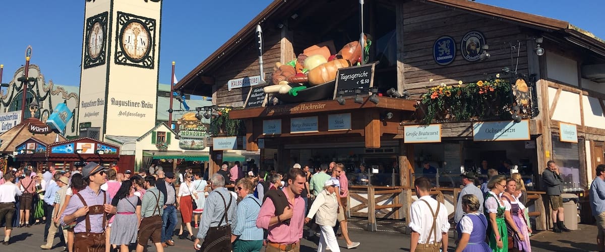 Lederhosen and Drindles everywhere in Oktoberfest!
#festival