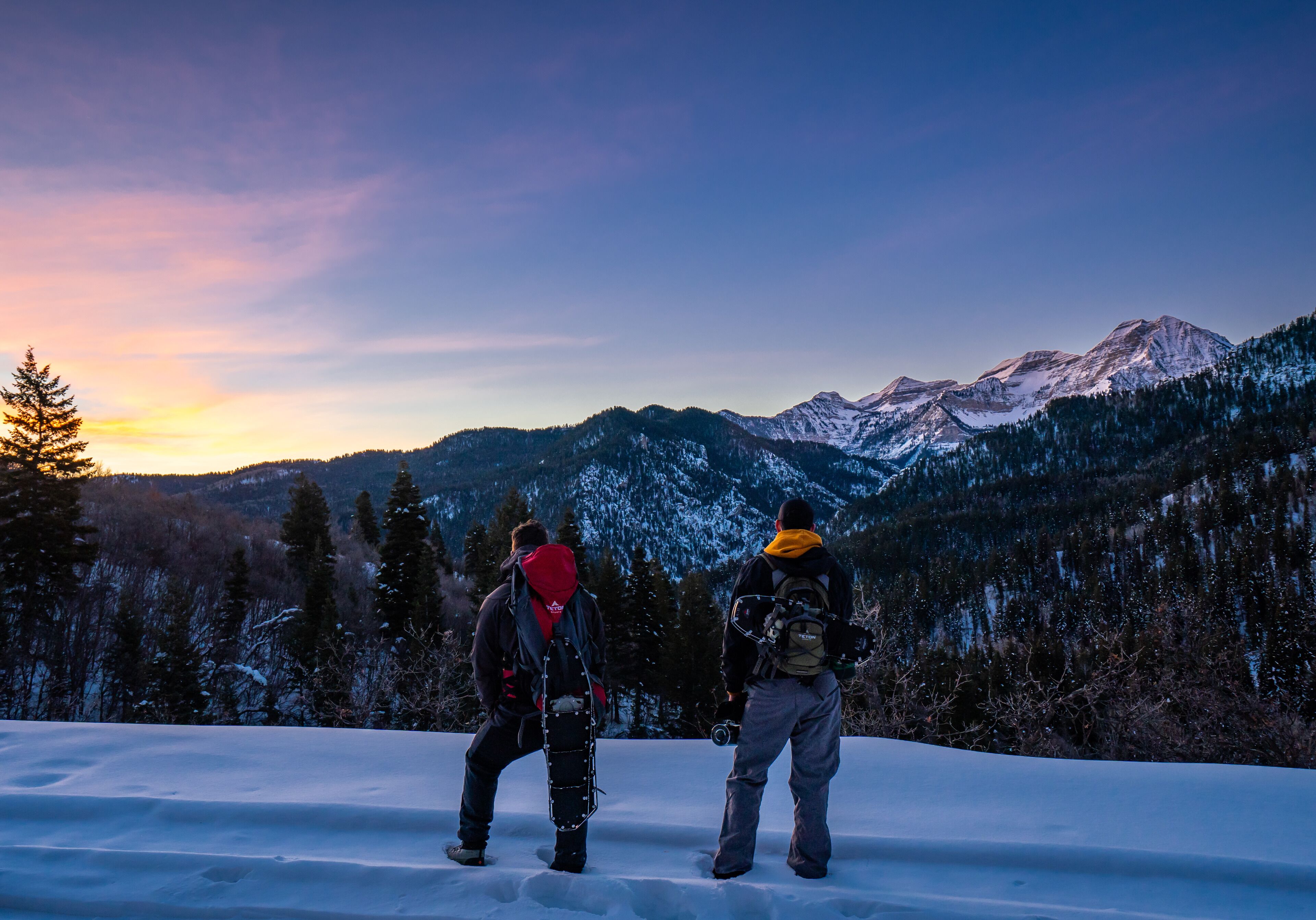 We hiked up to silver lake at 5am so we could see sunrise on the way up. It was freezing and we had to use snow shoes for the hike, but the view was worth it all!
#adventure #utah #sonyimages #sonyalpha #bealpha