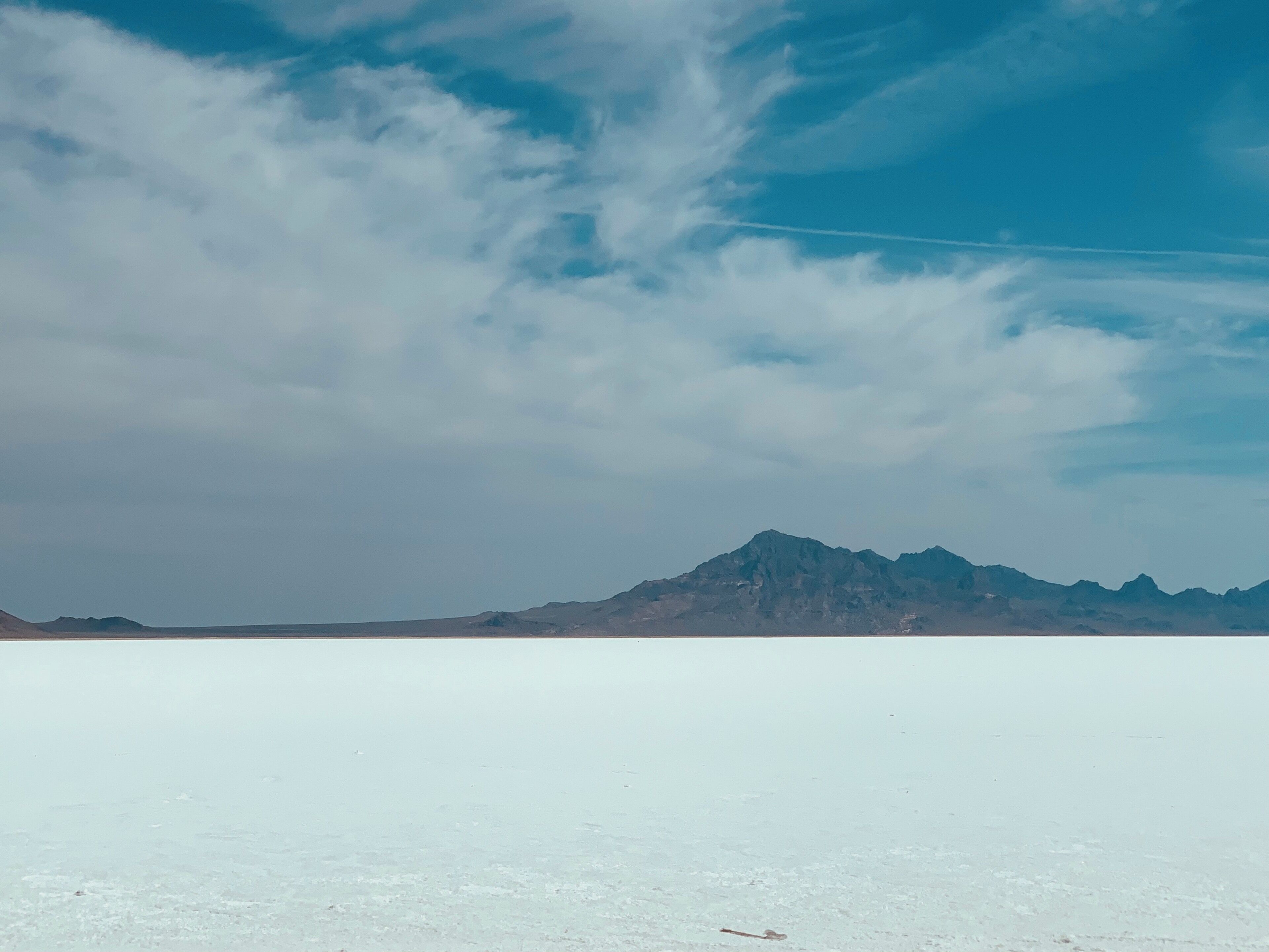 A whole expanse of white that looks like snow, but it isn’t. This is the great salt lake flats of Utah, a densely packed salt pan in Tooele County in northwestern Utah. The area is a remnant of the Pleistocene Lake Bonneville and is the largest of many salt flats located west of the Great Salt Lake. The property is public land managed by the Bureau of Land Management and is known for land speed records at the "Bonneville Speedway". Access to the flats is open to the public.
#Nature