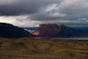 Un paysage montagneux accidenté, avec un sommet imposant et une vallée.