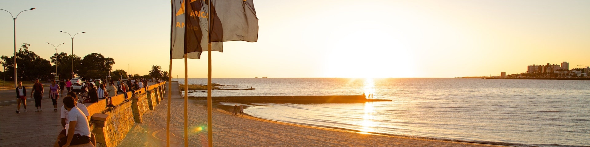 Montevidéu caracterizando um pôr do sol e uma praia