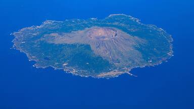 Spring Miyakejima taken from 3500m above