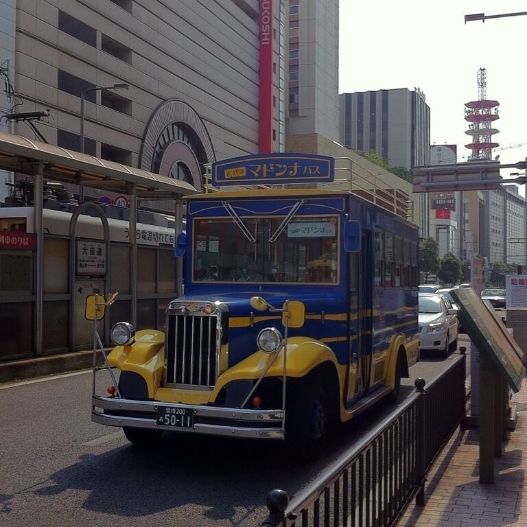 市内の観光スポットを循環する無料バスです。
This is a free bus circulating through the city's attractions.