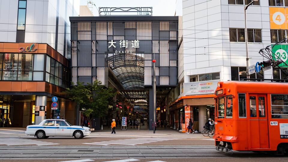 Matsuyama showing a city and street scenes